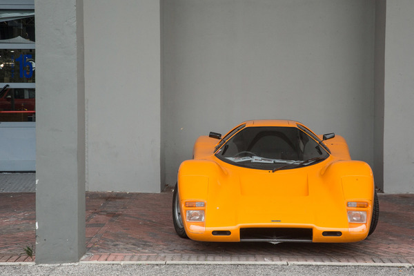 In die Halle schaffen es nur die modernen Autos von McLaren, der schöne "Alte" muss da draussen bleiben.