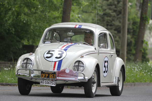 In die Käfer-Karawane mischten sich auch amerikanische Verwandte wie der Film-Käfer Herbie.