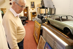 In diesem Raum in einem Nebengebäude herrscht ein ziemliches Durcheinander. Das Hunt House bekommt mehr Exponate geschenkt als die ehrenamtlichen Trustees archivieren oder katalogisieren können. Und so langsam geht ihm der Platz aus