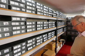 In diesem Regal lagern Bestellformulare von Jack Barclay, dem größten Rolls-Royce- und Bentley-Vertragshändler mit Sitz in London