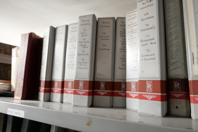 In diesen Ordnern befinden sich Details zu Technik und Innenausstattungen der Modelljahre 1990 und jünger