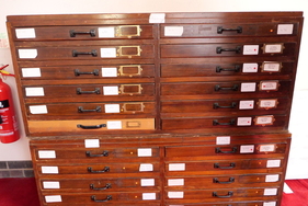 In diesen Planschränken befinden sich Zeichnungen von Karosserien der Firma H. J. Mulliner