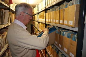 In diesen Stehsammlern befinden sich Blaupausen aller Art. Die roten Punkte auf ihnen bedeuten, dass diese Unterlagen bereits digitalisiert worden sind