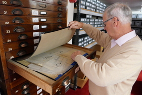 In diesen großen flachen Schubladen werden Zeichnungen aufbewahrt; in diesem Fall offensichtlich James-Young-Karosserien auf Basis des Silver Cloud