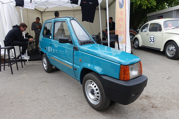 Bild In diesen schmalsten Fiat Panda der Welt muss man erstmal passen – Classic Days 2025