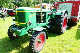 In einer landwirtschaftlich geprägten Region wie der ostfriesischen Halbinsel sind naturgemäß zahlreiche Traktoren anzutreffen. Hier ein großer luftgekühlter Deutz, Mitglied im Oldtimerclub Bohlenbergerfeld e.V. – Bockhorner Oldtimermarkt 2025