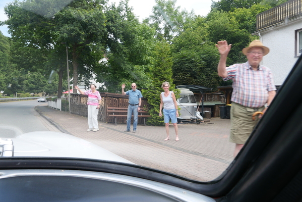 In jeder Ortschaft begrüssen begeisterte Menschen die Rallye-Teilnehmer – Einbecker Oldtimertage 2025