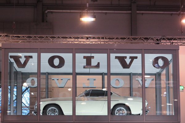 In luftiger Höhe ruhte dieser Volvo P 1800 S hinter Glas (Techno Classica 2017)