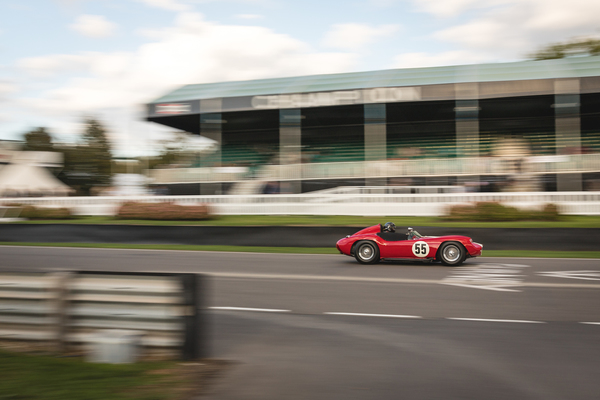 In rasender Fahrt an der Haupttribüne vorbei - Goodwood Revival 2018