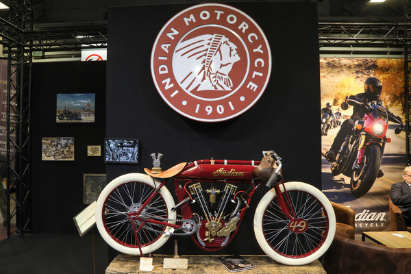 Indian-Motorrad mit V-Motor – Rétromobile Paris 2025