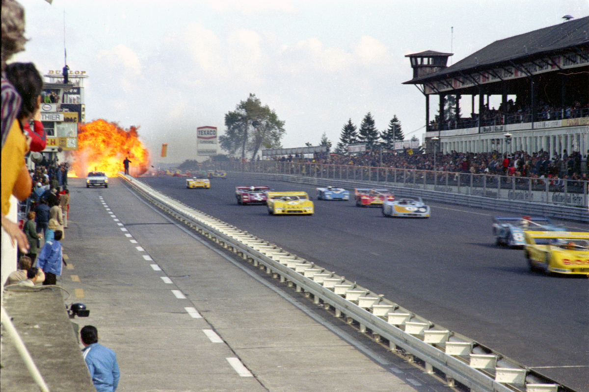Inferno - bei einer Start- Kollision des Interserie-Rennens 1972 am Nürburgring fliegt der Ferrari 512M des Schweizers Herbert Müller in die Boxengasse und explodiert in einem riesigen Feuerball