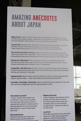Infotafel Anekdoten, teilweise recht befremdlich – Sonderausstellung "Big in Japan" in der Autoworld Brüssel
