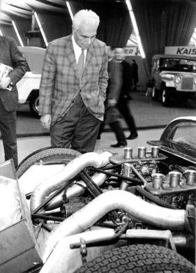 Ing. Piero Taruffi lässt sich in die Geheimnisse des Porsche Carrera 6 von Dr. Hans Kühnis einweihen - Genfer Autosalon 1967