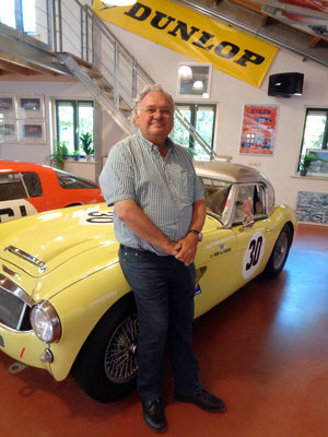 Initiant Hans van de Kerkhof, hier vor seinem Austin Healey 3000 Competition, weiss alles über Donald Healey, seine Fahrzeuge, Boote und Familie
