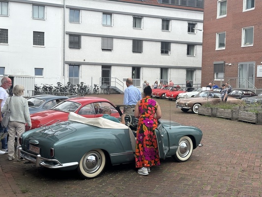Innenhof des VW-Karmann Werks – 70 Jahre VW Karmann-Ghia