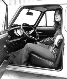 Innocenti Mini 1001 (1973) - Schauspielerin Rosalba Neri im kleinen Auto (1973)