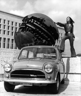 Innocenti Mini 1001 (1973) - attraktiv in Szene gesetzt mit der Schauspielerin Rosalba Neri (1973)