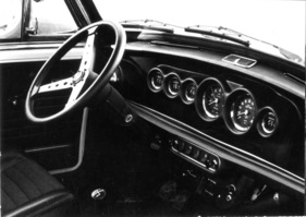 Innocenti Mini Cooper 1300 (1973) - Cockpit mit Sportlenkrad