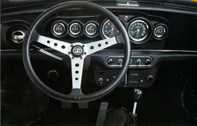Innocenti Mini Cooper 1300 (1973) - Hauptinstrumente zentral angeordnet (1973)