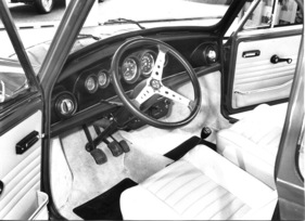 Innocenti Mini Cooper - reichhaltige Instrumentierung und ein Motor mit 1275 cm3 von BLMC, der 71 SAE-PS leistet - am Genfer Automobilsalon 1974