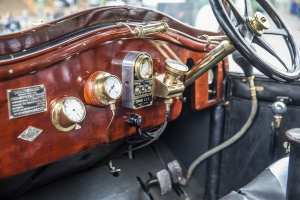 Instrumente-Vielfalt im Vorkriegs-Oldtimer - Bonhams Paris 2016
