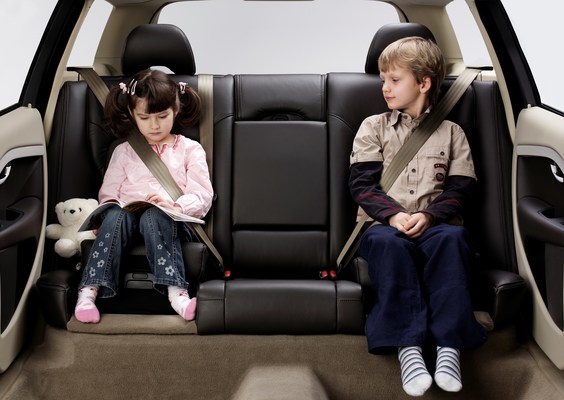 Bild: Integrierte Kindersitze im Volvl XC70 im Jahr 2007