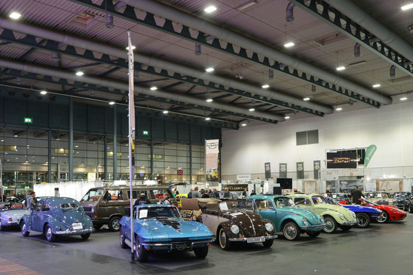 Interessante Zusammenstellung von Volkswagen Käfern und Chevrolet Corvette - Bremen Classic Motorshow 2023