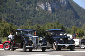 Interessante, nicht ganz britische Paarung, dabei handelt es sich um einen MG YA und einen Renault Juvaquatre - British Car Meeting (BCM) Mollis 2022 Interessante, nicht ganz britische Paarung, dabei handelt es sich um einen MG YA und einen Renault Juvaquatre - British Car Meeting (BCM) Mollis 2022