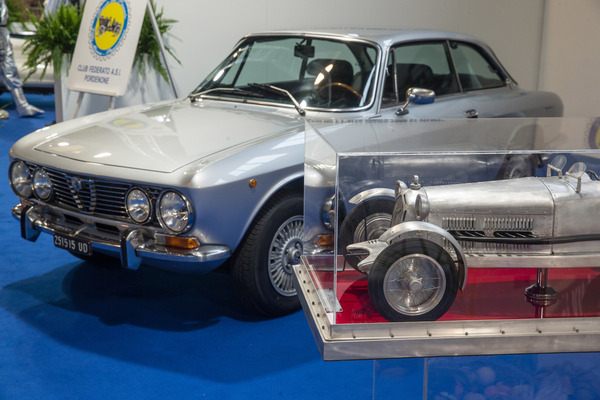 Interessantes Alfa-Romeo-Modell vor einem GTV - Auto e Moto d'Epoca 2022