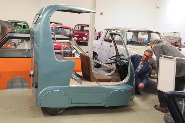 Interessantes Mobil mit erhöhter und wettergeschützter Sitzbank hinten - Kleinwagen-Depot - Museum PS.Speicher
