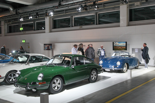 Interesse für die Porsche-Klassiker auf dem Stand von Porsche Classic Zürich - Auto Zürich 2021
