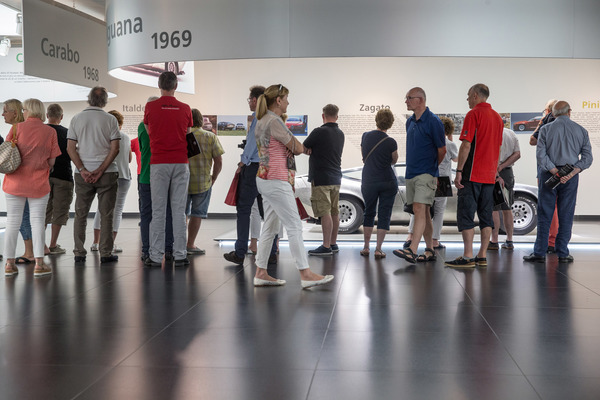 Interessierte Alfa-Fans - Museumsbesuch Alfa Romeo in Arese