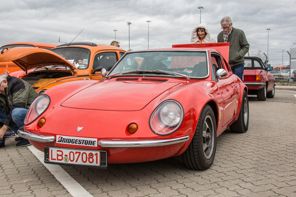 Interessierte hinter dem Puma GTS – Retro Saisonauftakt 2025