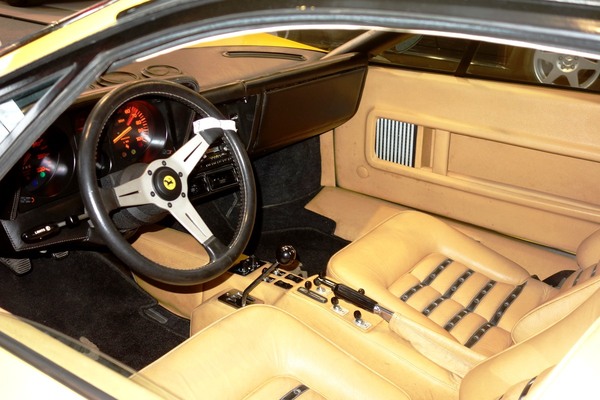 Interieur des Ferrari 512 BB von 1980 - Sonderschau Supercars 2 in der Autoworld Brüssel 2022/2023