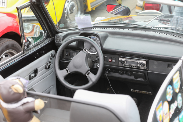 Interieur mit Modifikationen - Lenkrad, Fensterkurbeln - Internationales Käfer-Cabrio-Treffen von Deutschland 2025