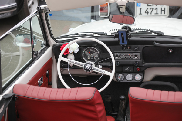Interieur mit dezenten Modifikationen - Vase und Zusatzinstrumente - Internationales Käfer-Cabrio-Treffen von Deutschland 2025