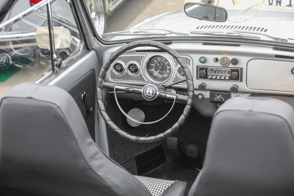 Interieur mit dezenten Modifikationen - Zusatzinstrumente, Lenkradhülle - Internationales Käfer-Cabrio-Treffen von Deutschland 2025