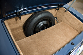 Intermeccanica Italia Spyder (1968) - Blick in den Kofferraum - mit Spacesafer-Reserverad