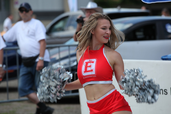 Bild Intermezzo mit weiblichem Schwung - 7. Mustang & Shelby Meeting in Zug am 3. August 2019