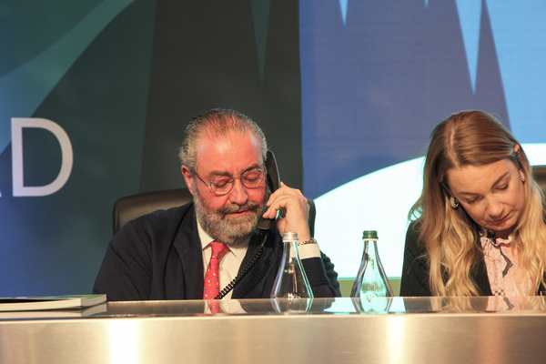 International Chairman Motoring Philip Kantor am Telefon - Bonhams Gstaad Versteigerung vom 3. Juli 2022
