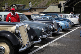 Internationales Stelldichein: Allein auf diesem Bild finden sich Oldtimer von Teilnehmern aus fünf Ländern.