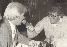 Interview im Saal wegen Schnee und Eis - Erich Zakowski gibt Reporter Braun Auskunft