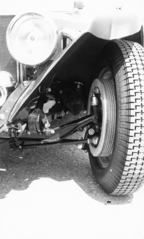 Invicta S-Type Tourer 4,5 Litre (1932) - Vorderradaufhängung mit grosser Trommelbremse