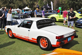 Bild Irgendwie eigengeschmacklich verändert sieht auch dieser Vierzehner aus. Doch Vorsicht, liebe Halbwissende: Der Wagen ist ganz original. Tatsächlich weist ihn sein irritierendes Farbschema als 1974er Sondermodell 914 2.0 CanAm aus.