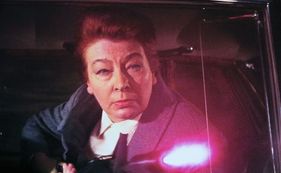 Irma Blunt tötet Tracy Bond