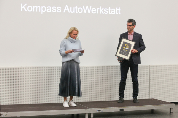 Image: Isabel Riederer holds the laudatory speech for the winner of the Innovation Award - Swiss Classic Awards 2020 Handover at the "autobau erlebniswelt" in Romanshorn
