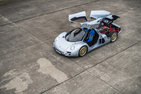 Isdera Commendatore 112i (1993) - der Motor sitzt in der Mitte, die Passagiere ebenso Isdera Commendatore 112i (1993) - der Motor sitzt in der Mitte, die Passagiere ebenso