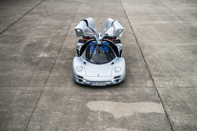 Isdera Commendatore 112i (1993) - die vier Flügeltüren werden durch Gasdruckdämpfer gehalten Isdera Commendatore 112i (1993) - die vier Flügeltüren werden durch Gasdruckdämpfer gehalten