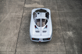 Isdera Commendatore 112i (1993) - eine Skulptur von einem Auto