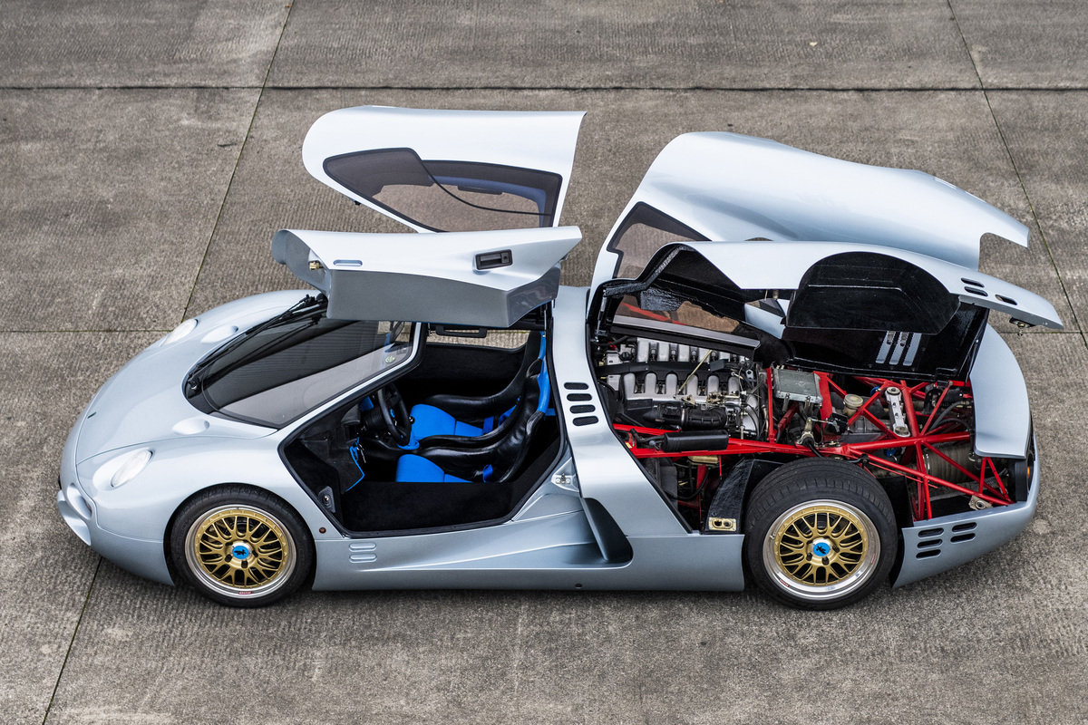 Isdera Commendatore 112i (1993) - lässt sich fast komplett entblättern, der Kofferraum vorne fasst 200 Liter